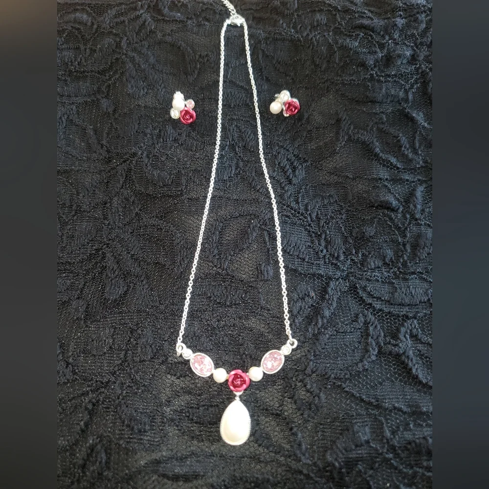 AVON Fit for a princess necklace and earrings set. - Picture 3 of 6